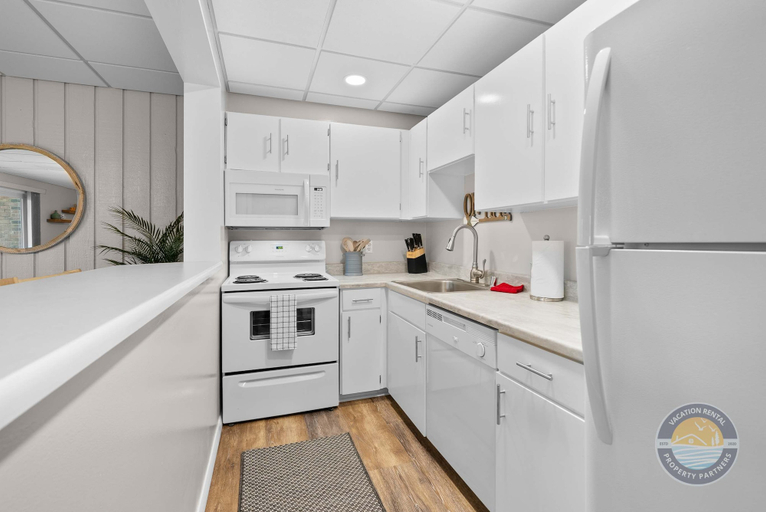 Interior 5, Lake Como Condo With Lake Views and Pool, Walworth