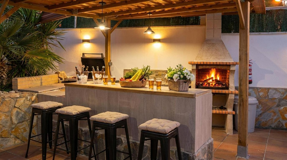 Food & Drinks 5, Villa Lluna Sitges 15 minutes drive from Sitges Swimming pool XXL 16 people, Barcelona