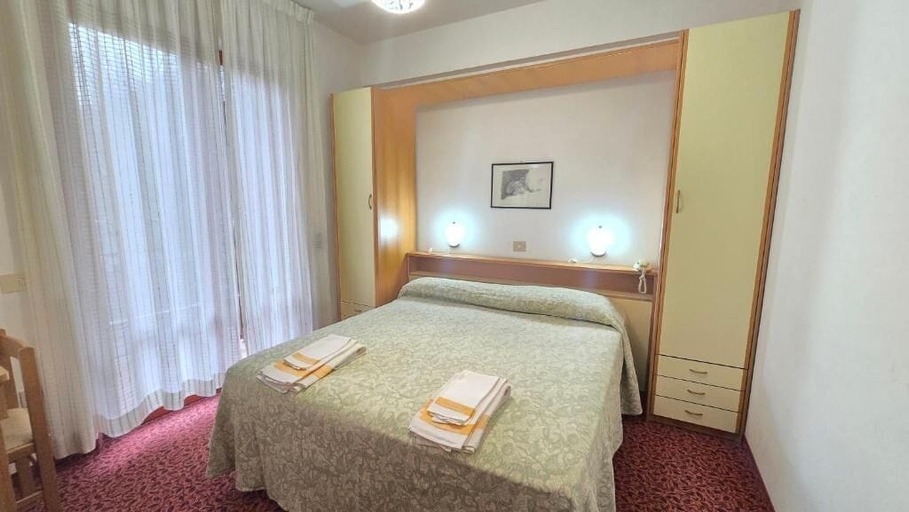Bedroom 2, Hotel Leonardo, Forli' - Cesena