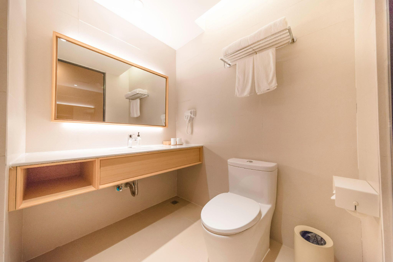 Bathroom 3, Ji Hotel Shanghai Baoshan Wusong International Cruise Terminal, Shanghai