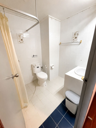 Bathroom 3, Royal Jommanee Hotel, Muang Nong Khai