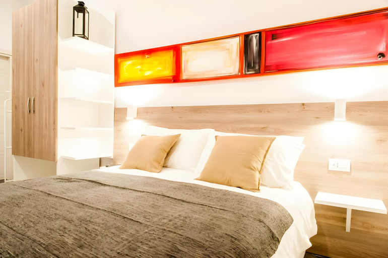 Others 4, Demi Rooms, Napoli
