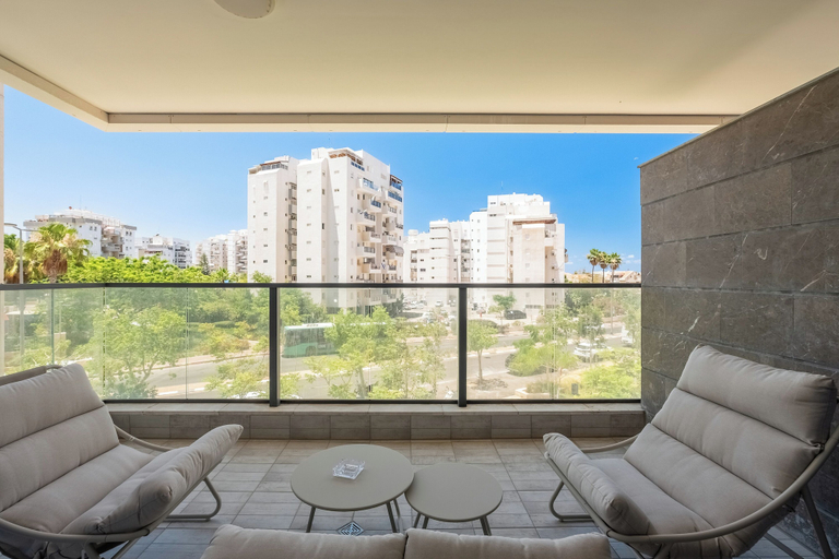Property grounds 4, Stylish 4BR Apt l Balcony & Mamad