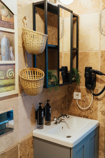 Bathroom 3, Serotonin, Ayvacık