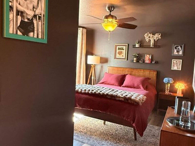Room 3, Mountain Daddies Bed & Breakfast, Madera