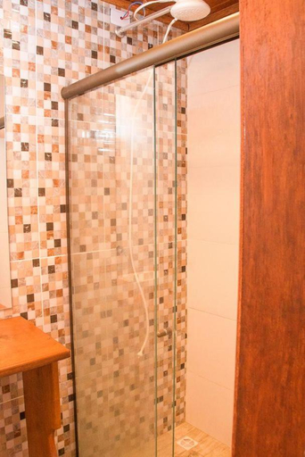 Bathroom 5, Chale 1 com Churrasqueira e Ar a 200m da Praia, Prado