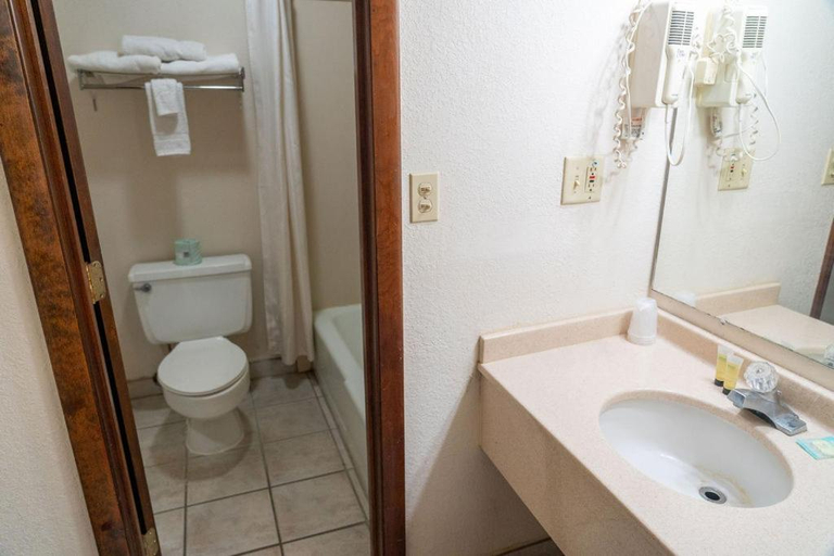 Bathroom 3, The Jeffreys Hotel Extended Stay, Clarke