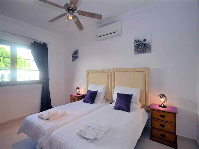 Bedroom 2, Awesome Puerto del Carmen Villa 3 Bedrooms Villa Tacataca Pool Table, Las Palmas