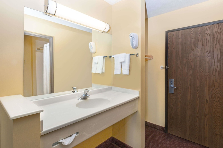 Bathroom 3, Super 8 by Wyndham Crete, Saline