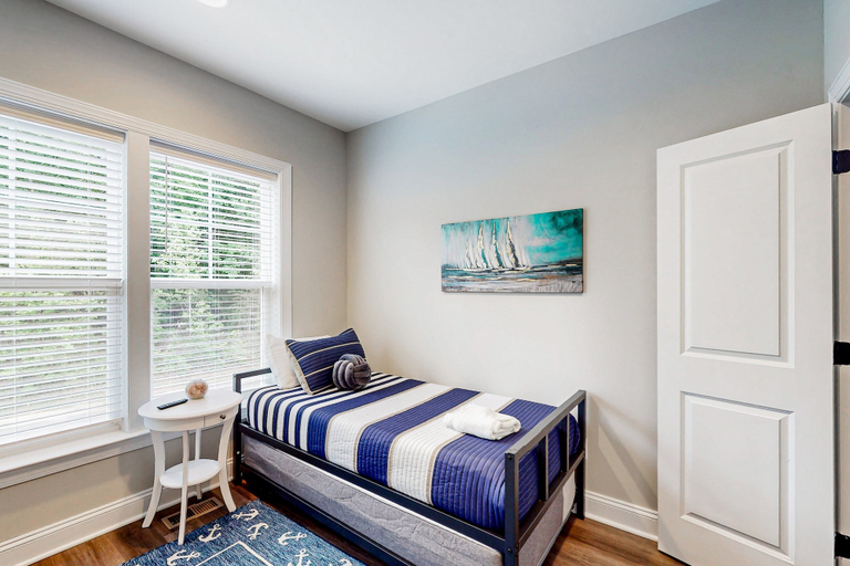 Room 2, Charming Lakefront Retreat With Game Room and Covered Dock Access, Louisa