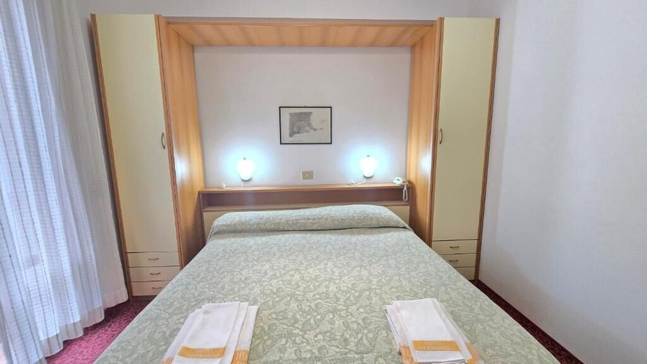 Bedroom 3, Hotel Leonardo, Forli' - Cesena
