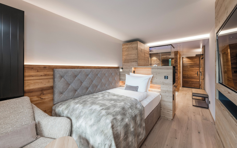 Bedroom 5, Bad Moos Aqua Spa Resort, Bolzano