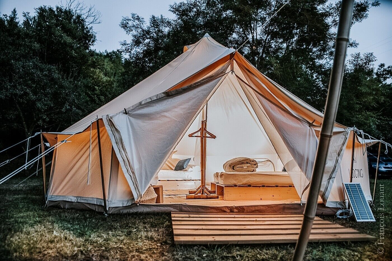Property grounds 2, Bivouac Loups, Yvelines