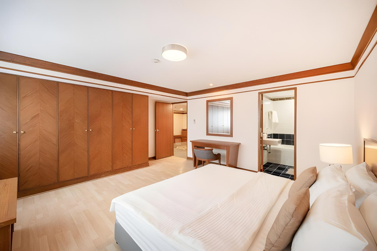 Bedroom 3, United Tower Thonglor by Aspira, Wattana