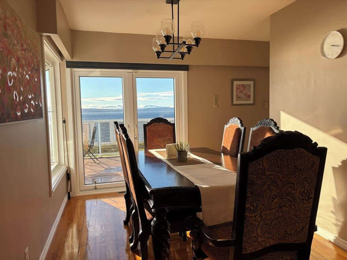 Dining 3, Sunset Shores Retreat, Powell River