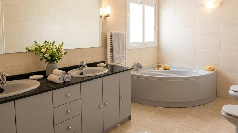 Bathroom 4, Villa Lluna Sitges 15 minutes drive from Sitges Swimming pool XXL 16 people, Barcelona