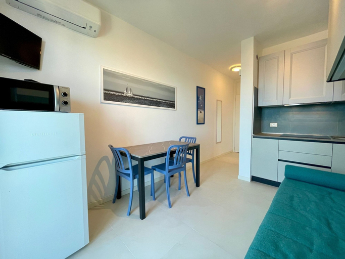 Dining room, Modern Studio With Shared Pool, Venezia