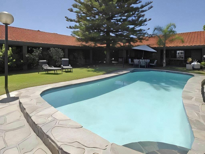 Sport & Beauty 5, Pavlos Motel, Adelaide