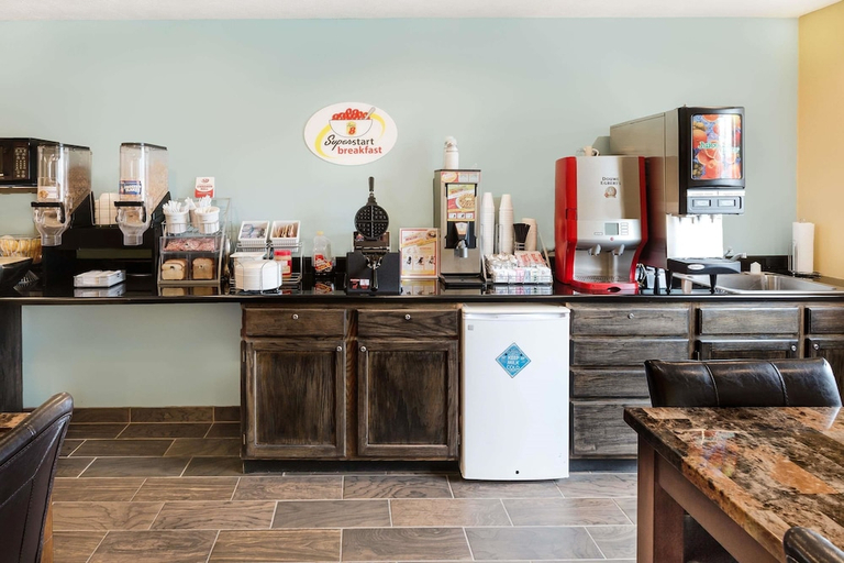 Food & Drinks, Super 8 by Wyndham Crete, Saline