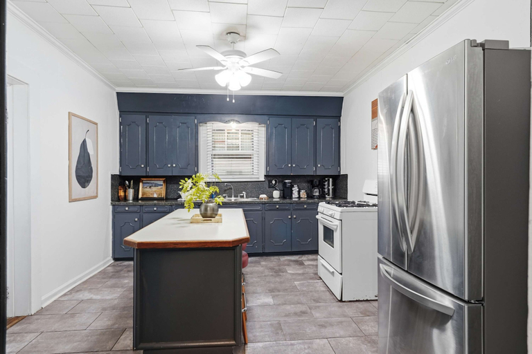Room 5, Bright 4BR Retreat Near Downtown Lafayette, Lafayette