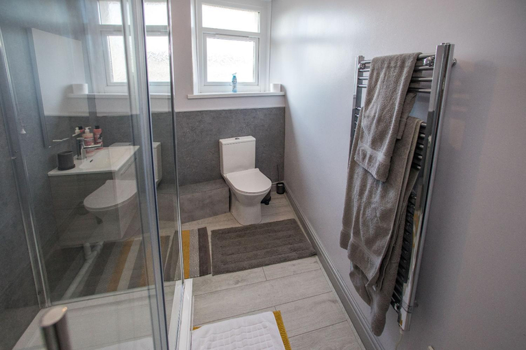 Bathroom, James’ Place @ Dowlais, Merthyr Tydfil