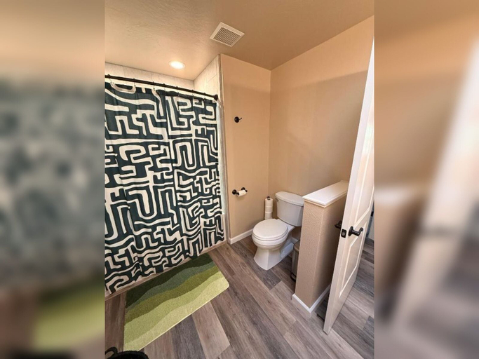 Bathroom 5, Mountain Daddies Bed & Breakfast, Madera