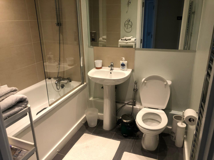 Bathroom 3, Double Room with Main Bathroom use, London