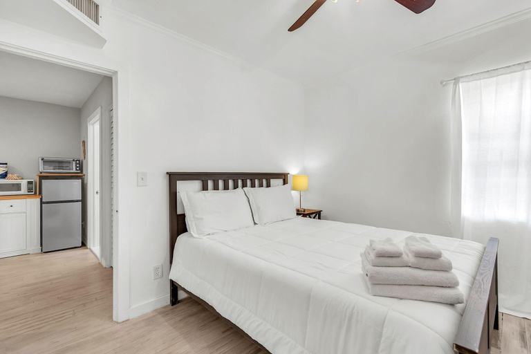 Room 5, Caddy's Cottage #1, Pinellas