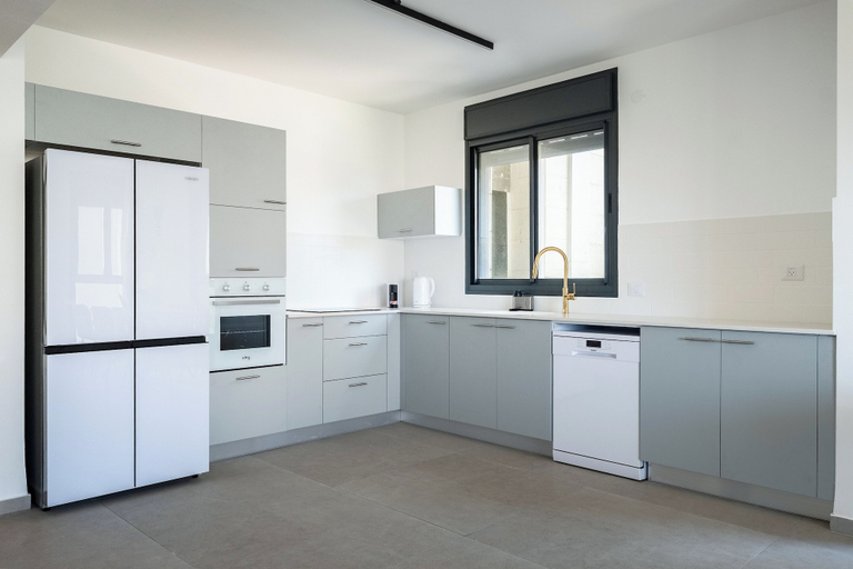 Private kitchen 3, Stylish 4BR Apt l Balcony & Mamad