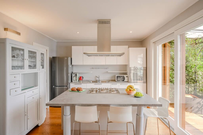 Private kitchen 5, Villa Arona 4br/2ba Sleeping up to 14 Guests, Novara