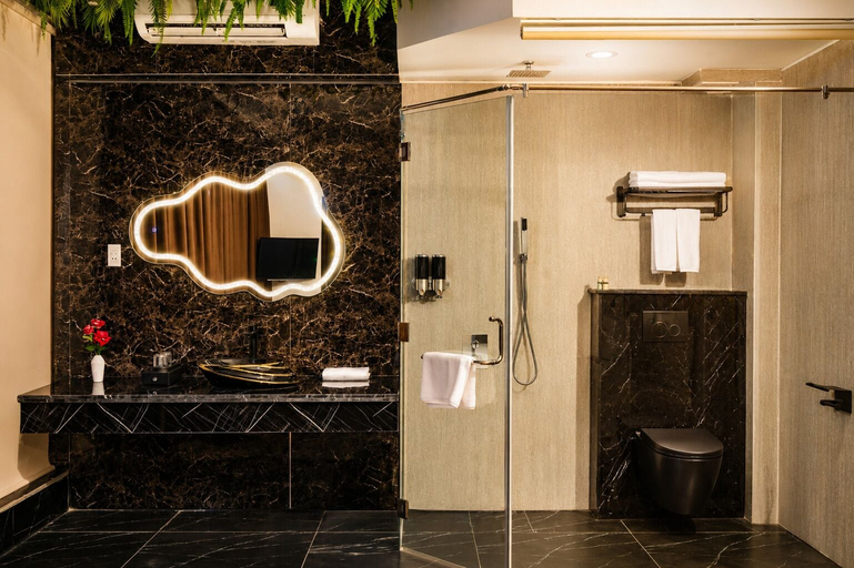 Bathroom 4, G8 Riverside Hotel & Rooftop Skybar, District 1