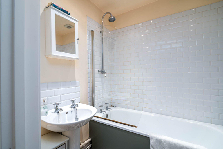 Bathroom 3, GuestReady - Former Pub-Turned-One Bedroom Flat, London