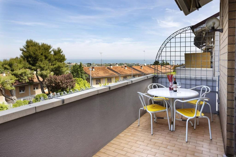 Balcony 4, Charming 3-bedroom Apartment in Riccione With Free Parking, Rimini