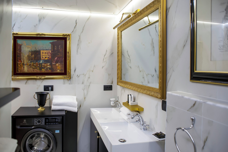 Bathroom 2, THE SANCTUARY, Roma