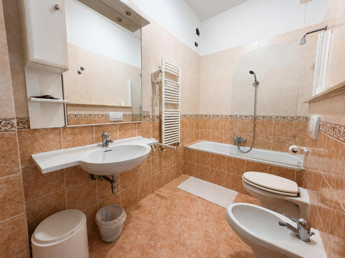 Bathroom 4, Cristallo, Siena