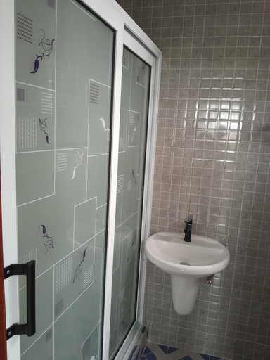 Bathroom 2, Coconut Gardens, Tema