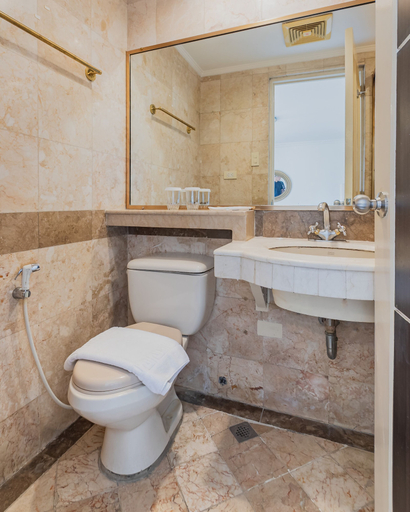 Bathroom 5, Orchid Garden Suites, Pasay City