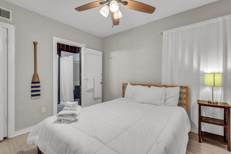 Room 2, Caddy's Cottage #1, Pinellas