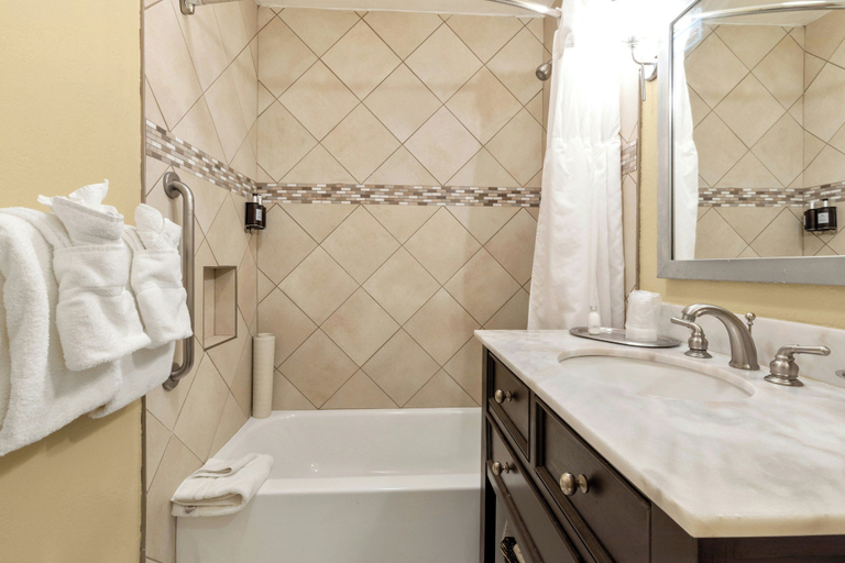 Bathroom 5, Marin Suites Hotel, Marin