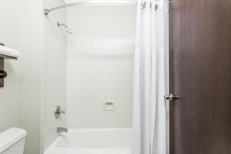 Bathroom 5, Brentwood Inn & Suites, Suffolk