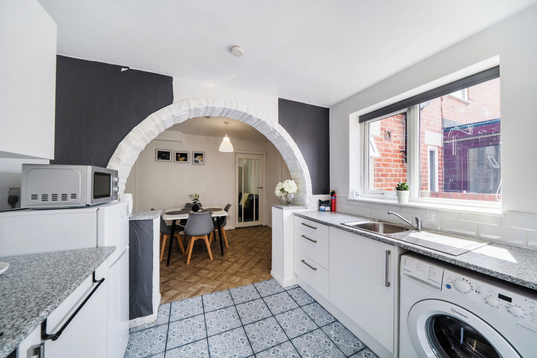 Private kitchen 5, 2 Bed House - Sleeps 4 - Garden - Parking - Wifi, Durham