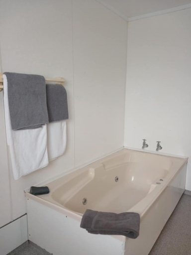 Bathroom 4, Ambassador Motel, Palmerston North