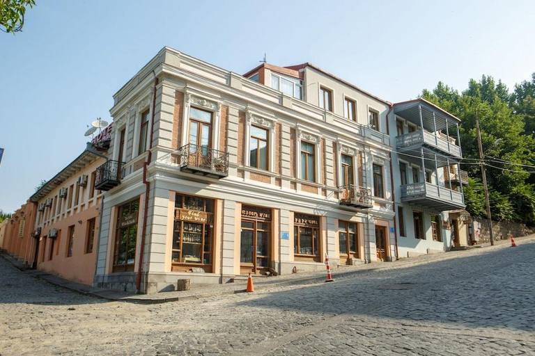 Exterior & Views