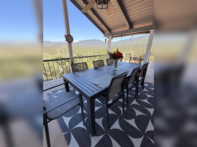Outdoor dining 4, Mountain Daddies Bed & Breakfast, Madera