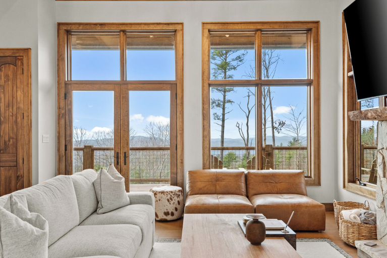 Interior 5, The Dire Wolf at Eagles Nest, Avery
