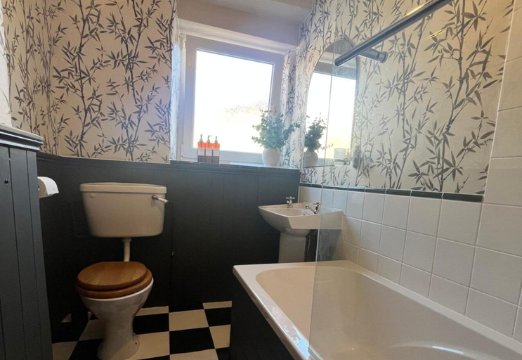 Bathroom 4, Cozy Cottage Retreat Near Haworth, log Burner, Bradford