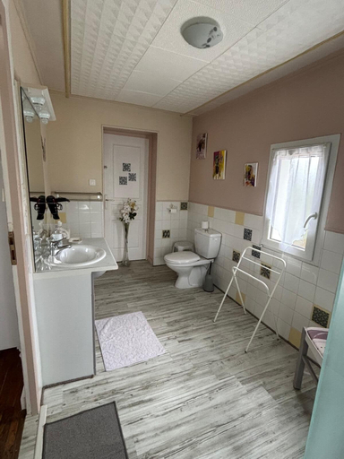 Bathroom 5, Le Châlet des Vignes, Dordogne