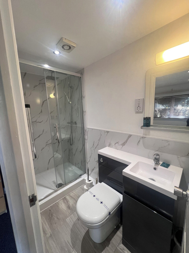 Bathroom 3, Tudors eSuites - Budget Apartments, Birmingham