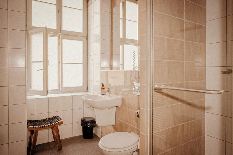 Bathroom, Wombat's City Hostel Budapest, Budapesti