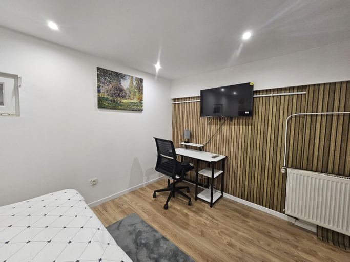 Bedroom 2, Salons Chennevieres 2 Chambres au Coeur de Conflans, Yvelines